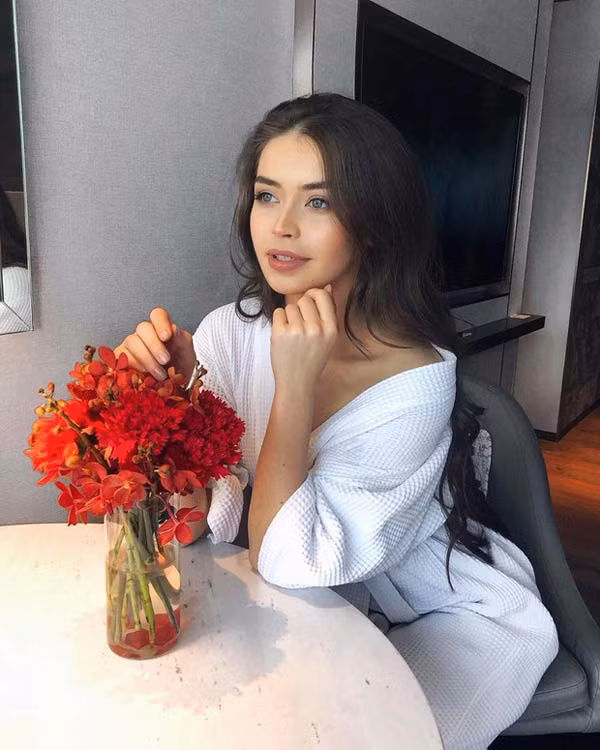 Chuyện phụ nữ tham gia vào chính trường không phải là chuyện hiếm nhưng một nhan sắc hoa hậu như Mariya, từ bỏ showbiz để tham gia các hoạt động chính trị thì rất ít. Đời thường, cô sở hữu phong cách thời trang gợi cảm, trẻ trung, năng động.