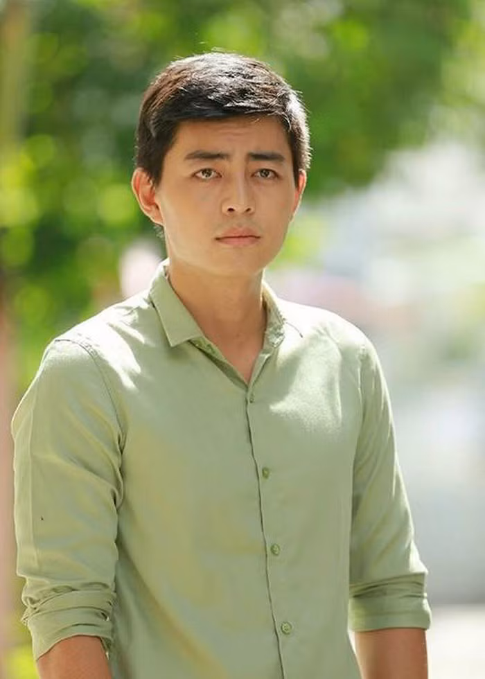 Nam diễn viên sinh năm 1986 thường diện áo sơ mi bảnh bao và nam tính.