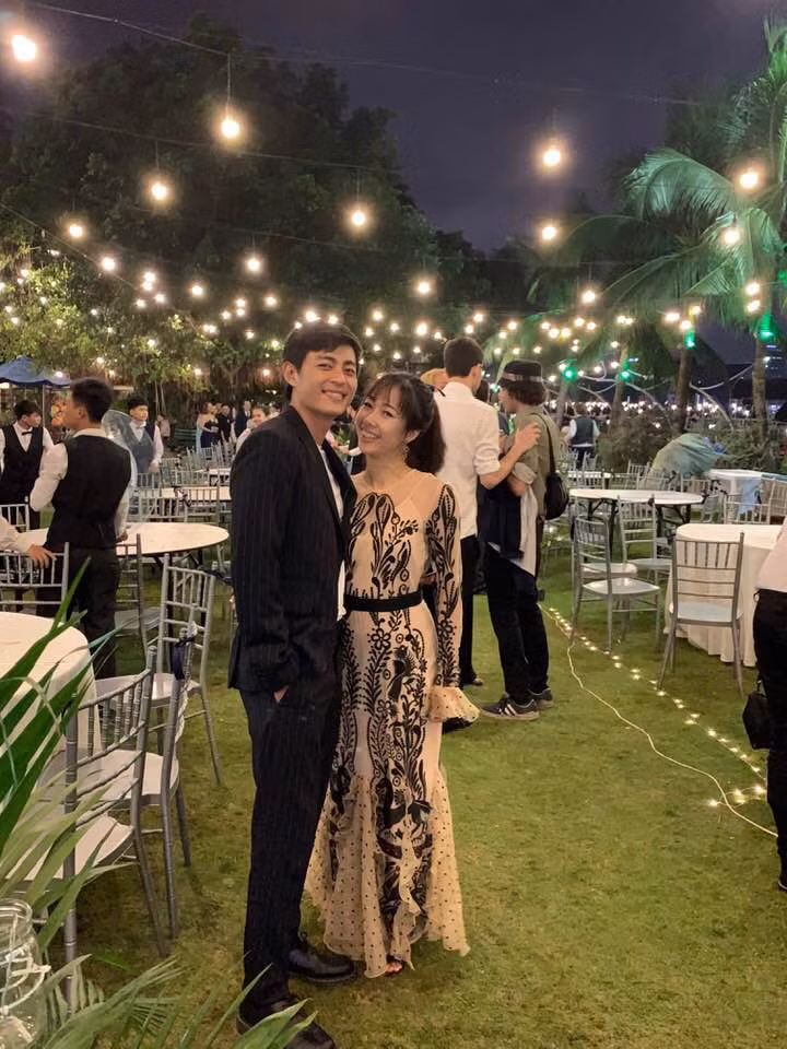 Khi đi tiệc cùng bạn gái, anh chọn bộ vest vô cùng lịch lãm.