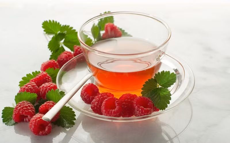 Trà lá mâm xôi hỗ trợ giảm đau bụng kinh: Đây là thực phẩm tốt chứa nhiều vitamin và khoáng chất cần thiết cho cơ thể phụ nữ như sắt, canxi, kali, vitamin B, A, C và E. Uống trà lá mâm xôi có thể làm giảm các triệu chứng của hội chứng tiền kinh nguyệt (PMS), chảy máu nặng và chuột rút.