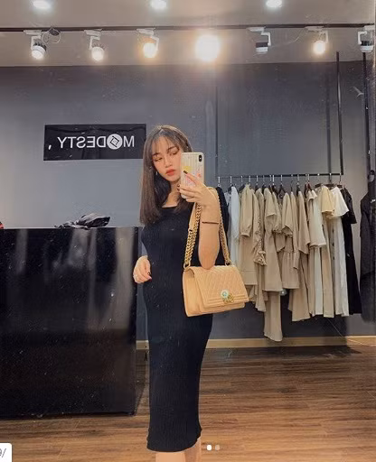 So với những bà bầu của Vbiz, ái nữ nhà Minh Nhựa không quá chau chuốt vào váy áo lộng lẫy. Thế nhưng cô luôn biết cách phối đồ với các phụ kiện hàng hiệu.