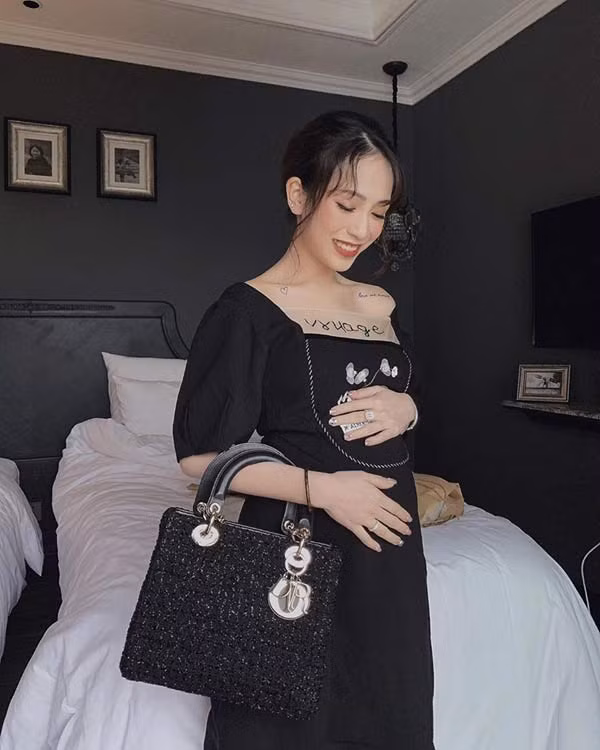 Trải qua những ngày tháng của thai kỳ, ái nữ nhà Minh Nhựa vẫn ăn mặc sành điệu hết nấc và được nhận xét là ngày càng xinh đẹp, nhuận sắc hơn. Khoe nhan sắc xinh đẹp trong một thiết kết màu đen, Joyce Phạm cũng không quên đeo thêm túi xách hàng hiệu của Dior trị giá hơn 150 triệu đồng.