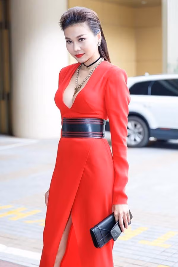 Xuất hiện tại một sự kiện, Thanh Hằng diện chiếc đầm đỏ hở trên hở dưới vô cùng sexy.