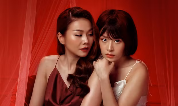 Vừa tung trailer “Chị chị em em”, Thanh Hằng và Chi Pu đã gây chú ý bởi những cảnh nóng và cách ăn mặc táo bạo trong phim.
