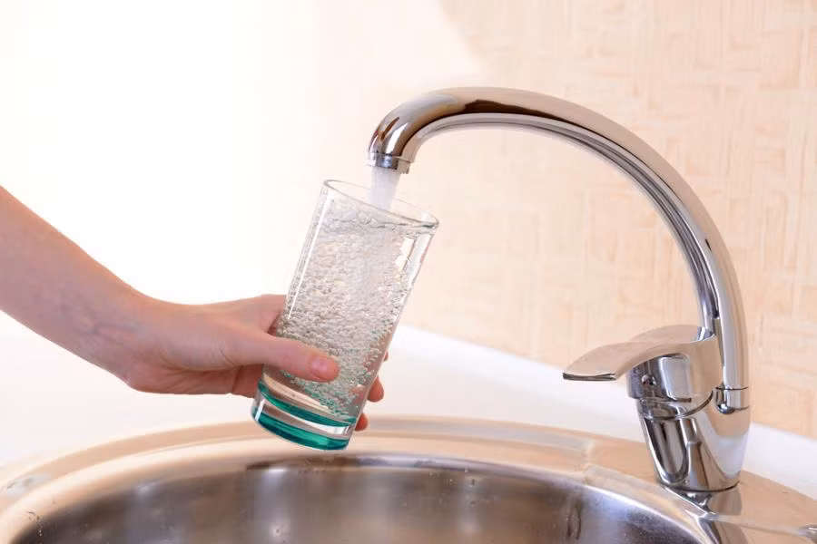 Các chuyên gia khuyến cáo, để ngăn ngừa nguy cơ bệnh tật, trong đó có ung thư, các gia đình cần sử dụng nguồn nước sạch, nên lắp đặt máy lọc nước đủ tiêu chuẩn tại nhà để đảm bảo an toàn sức khỏe cho cả gia đình. Ảnh: Internet. 