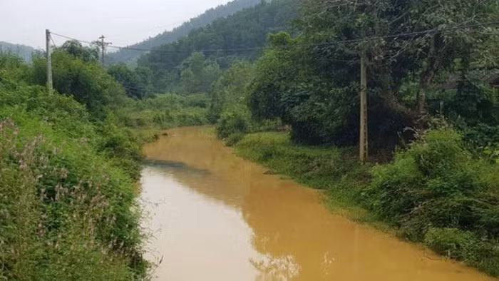 Ghi nhận tại hiện trường chiều 13/10, dù trời vừa mưa xong nhưng dòng suối vẫn có vết dầu loang và mùi khét lẹt. Người dân xóm Vật Lại, xã Phú Minh, huyện Kỳ Sơn tỏ ra vô cùng bức xúc vì nước suối bị ô nhiễm. Ảnh: Báo Giao Thông.