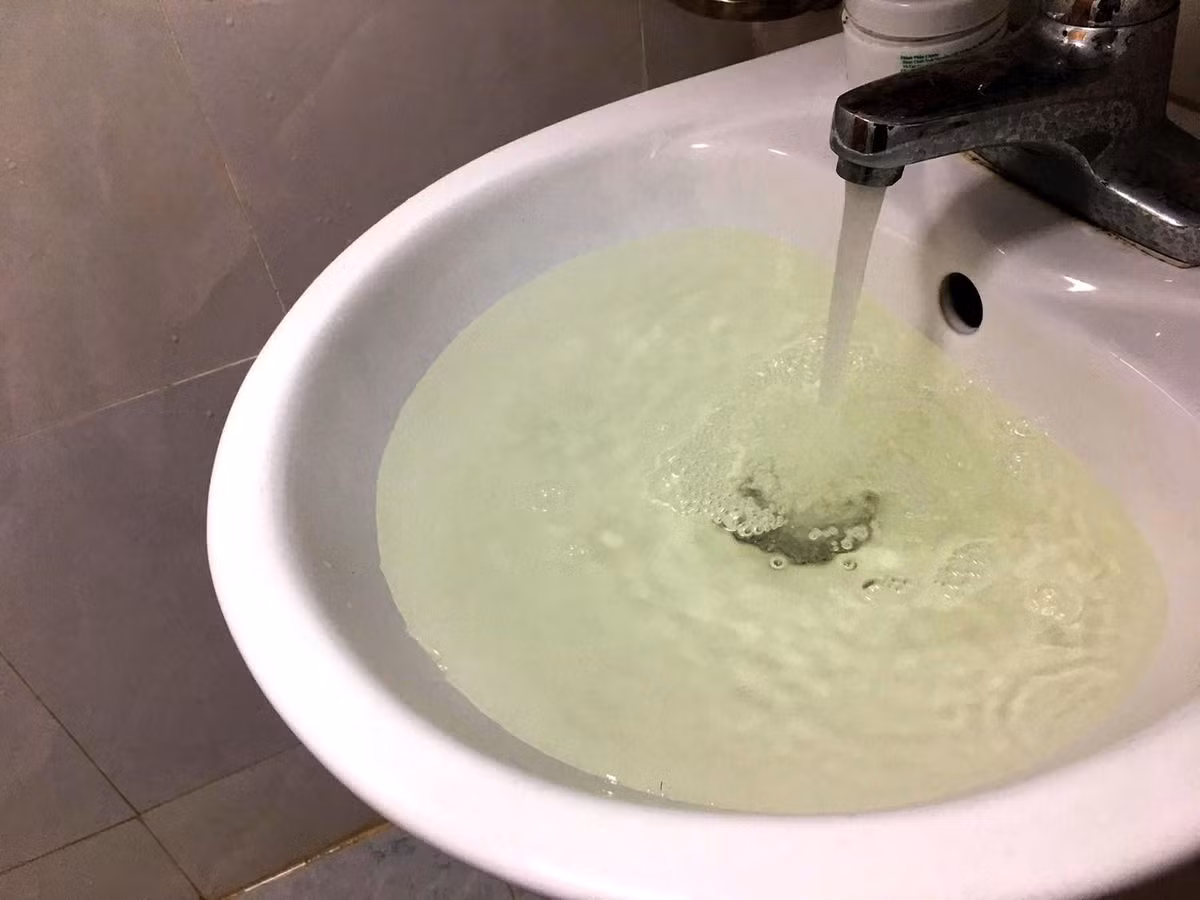 Một số kim loại nặng trong nước ô nhiễm như crom sẽ gây viêm da, u nhọt, hay những chất ô nhiễm “mới” như hóa chất bảo vệ thực vật, dư lượng kháng sinh hay hợp chất gây rối loạn nội tiết tố cũng rất độc hại.