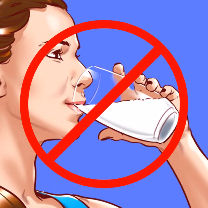 Bên cạnh những món ăn tốt trong chu kỳ kinh, có những thực phẩm cần tránh tuyệt đối trong ngày “đèn đỏ” như sữa. Bạn nên tránh các sản phẩm sữa nếu bạn bị chuột rút liên tục và đau bụng. Sữa có chứa đường sữa, loại đường khiến một số người gặp khó khăn trong việc tiêu hóa. Ngoài ra, đường sữa có thể gây đầy hơi, đau dạ dày và buồn nôn – triệu chứng khó chịu thường gặp trong “ngày ấy”.