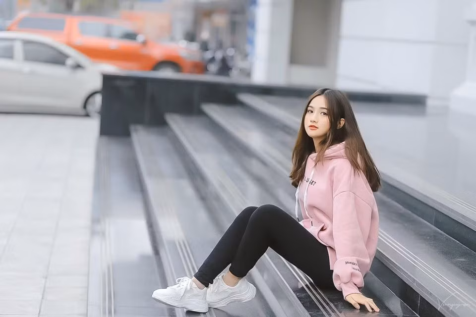 Những hình ảnh ăn mặc trẻ trung, đúng lứa tuổi hiếm thấy của nữ hot girl.