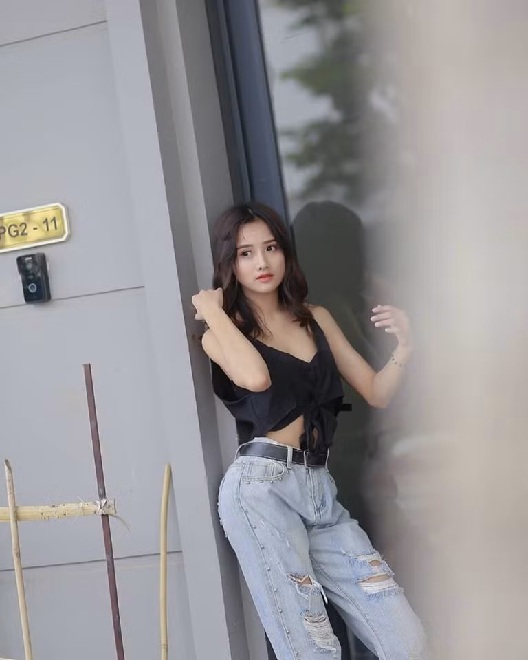 Nữ sinh 10X khá chịu khó ăn mặc mát mẻ để khoe vòng eo thon thả.