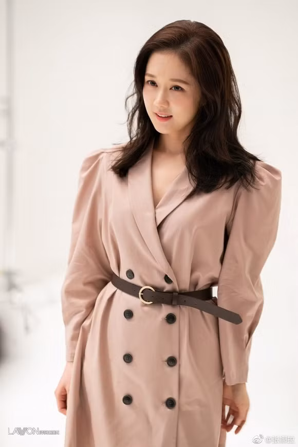 Chiếc váy dáng rộng được cô nàng Jang Nara phối với thắt lưng nâu làm điểm nhấn. Ảnh: Internet. Video "Minh Hằng chia sẻ về phong cách thời trang". Nguồn: VTC.