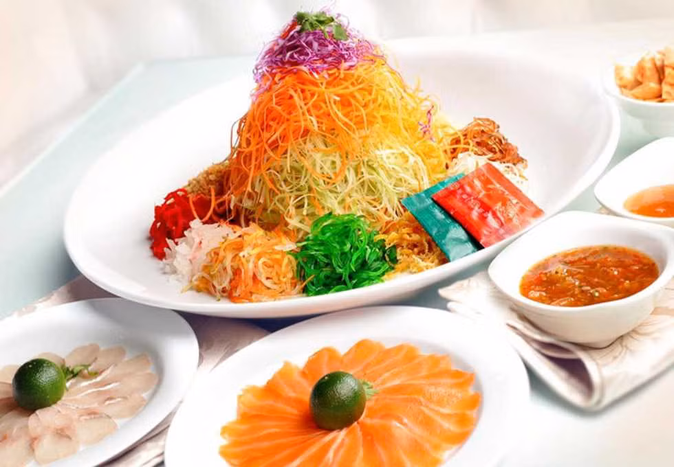 Thực khách sẽ trộn các nguyên liệu lại với nhau bằng đũa. Cả món ăn độc đáo và hành động trộn món đều tượng trưng cho khát vọng may mắn, tài lộc, thịnh vượng, thăng tiến trong công việc, thành tích học tập.
