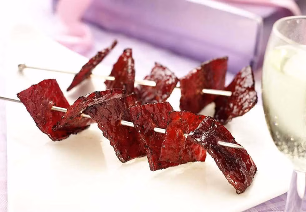 Món thịt khô Bak Kwa dùng để ăn chơi rất phổ biến tại Singapore và cũng được xem là ẩm thực truyền thống trong ngày Tết. Có nguồn gốc từ ẩm thực Trung Hoa, theo thời gian, hương vị của Bak Kwa được biến tấu nhiều kiểu theo khẩu vị của người dân Singapore và nguyên liệu được mở rộng thêm như khô thịt heo, bò, gà…