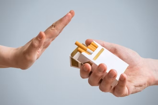 Không hút thuốc lá: Tuyệt đối không hút thuốc lá và tránh xa khói thuốc. Những người hút thuốc nên bỏ hoặc hạn chế dần việc hút thuốc lá. Không cho người khác hút thuốc trong nhà và nơi công cộng. Ảnh: Healthline. 