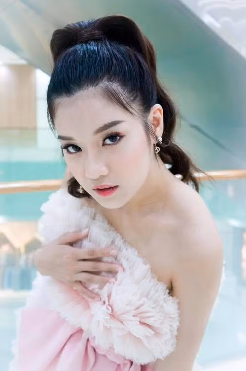 Nữ diễn viên, ca sĩ mặc đồ ngắn với chi tiết cắt cúp quyến rũ, gợi cảm.