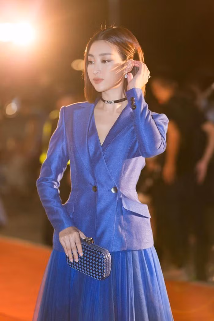Mỹ Linh diện bộ đồ xanh cô ban cực sang chảnh và sành điệu.