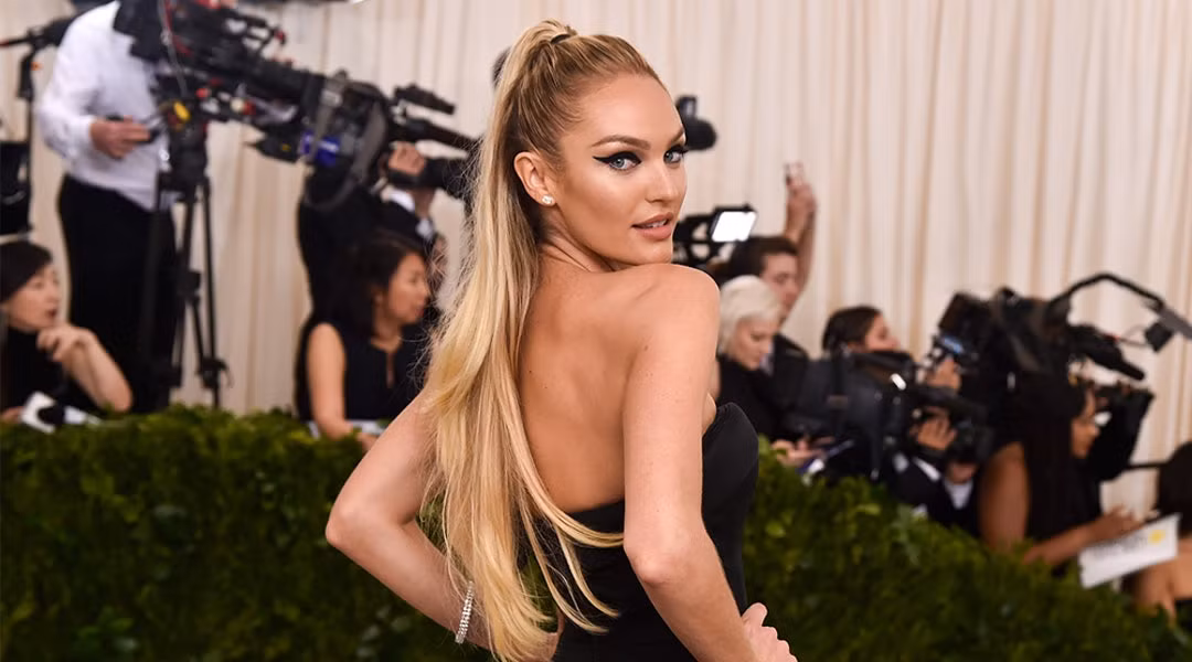 Do tính chất công việc nên siêu mẫu Victoria’s Secret phải trang điểm hàng ngày. Chính vì vậy, cô luôn coi trọng bước làm sạch da. “Tôi thích dùng dầu dừa để loại bỏ lớp makeup trên mặt và sử dụng sữa rửa mặt từ thiên nhiên như trà xanh hoặc tràm trà để da khỏe mạnh hơn”.