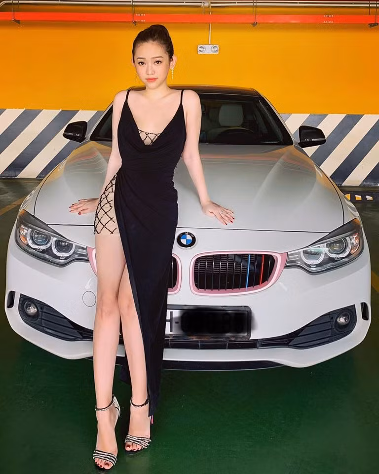 Kiểu váy hai dây với những đường cắt xẻ gợi cảm giúp Thúy Vi thu hút ánh nhìn người đối diện.