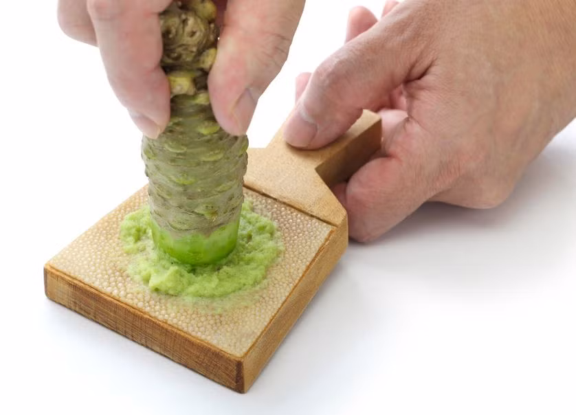 Wasabi: Không phải tất cả những người yêu thích sushi đều nhận ra rằng wasabi là một loại rễ cây và đôi khi được gọi là cải ngựa Nhật Bản. Cây có lá hình trái tim và hoa nhỏ màu trắng và rễ được nghiền thành bột nhão. Wasabi thích nghi trồng ở những nơi tối, ẩm ướt.