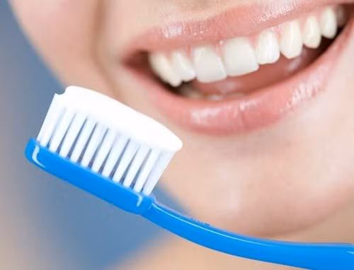 Mẹo nhỏ làm trắng răng nhanh hiệu quả bất ngờ Meo nho lam trang rang nhanh hieu qua bat ngo