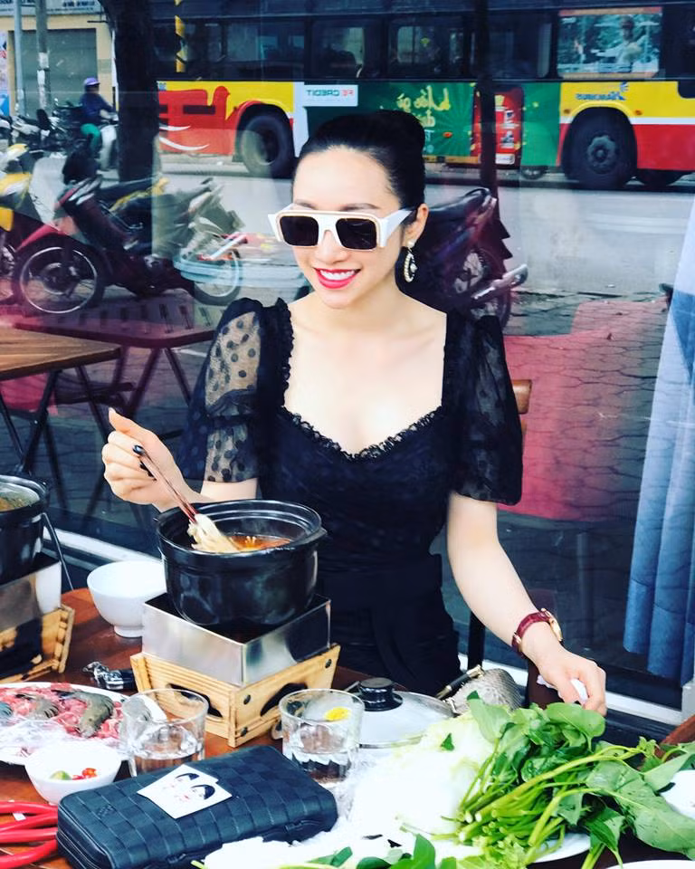 Ngay cả khi đi ăn, cô nàng vẫn ăn mặc sang chảnh vô cùng.