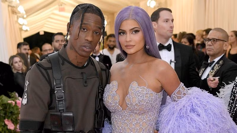 Chồng của nữ tỷ phú Kylie Jenner thường xuyên mặc màu tối để làm nền cho vợ tỏa sáng.