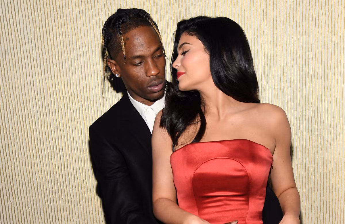 Rapper mặc vest đen làm nên cho vợ tỏa sáng với chiếc đầm đỏ nổi bật.