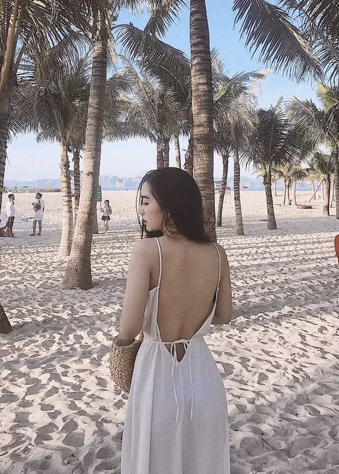 Cô thường chọn những chiếc váy có thiết kế cup ngực hay váy trễ vai hoặc áo, váy hai dây, khoe lưng trần gợi cảm.