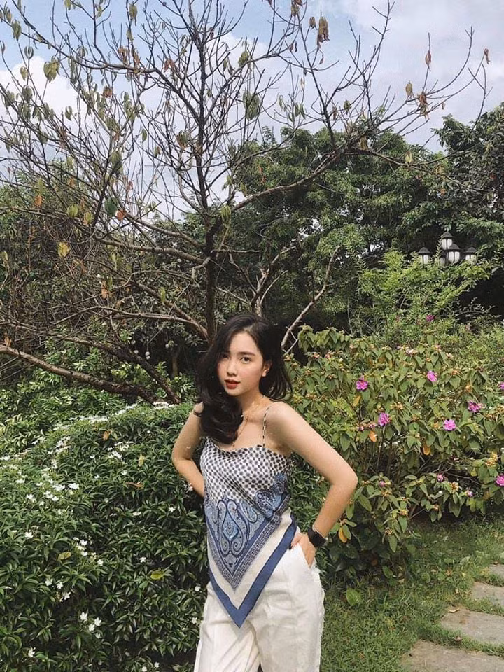 Diện áo yếm, người đẹp 9X toát lên vẻ trưởng thành, quyến rũ, khác hẳn với phong cách đáng yêu thường ngày.