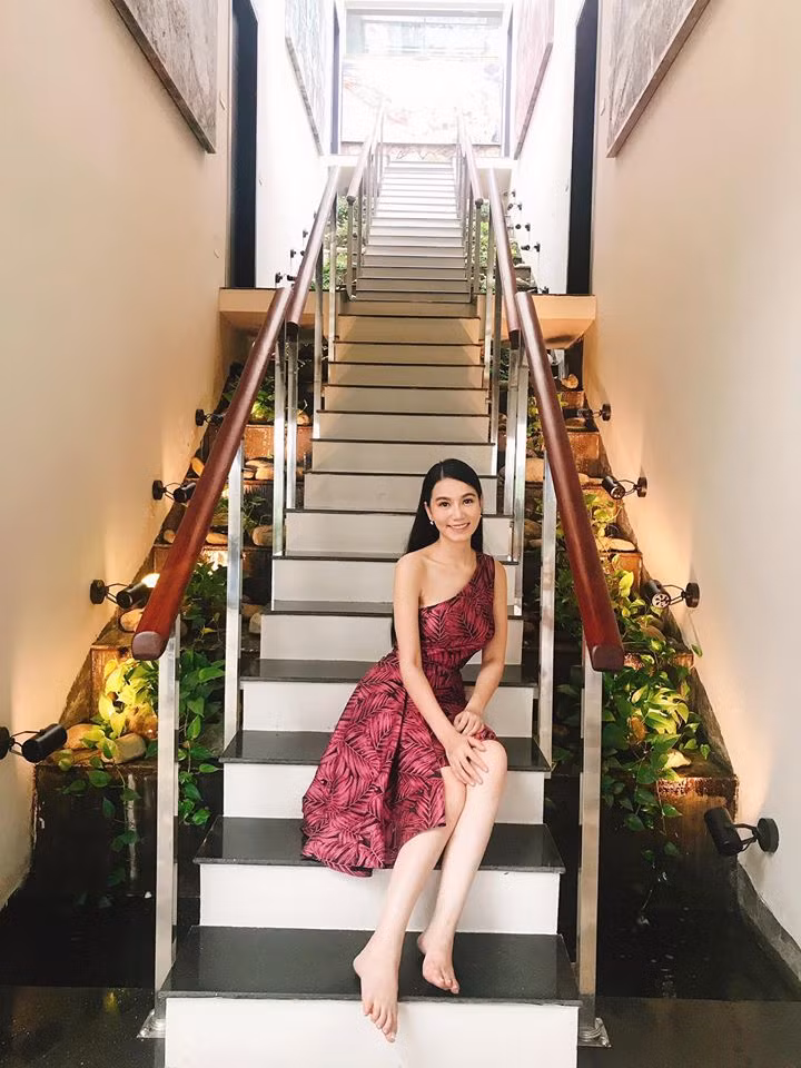Khá giống như trong phim, Lương Giang ngoài đời cũng có gu ăn mặc gợi cảm, quyến rũ.