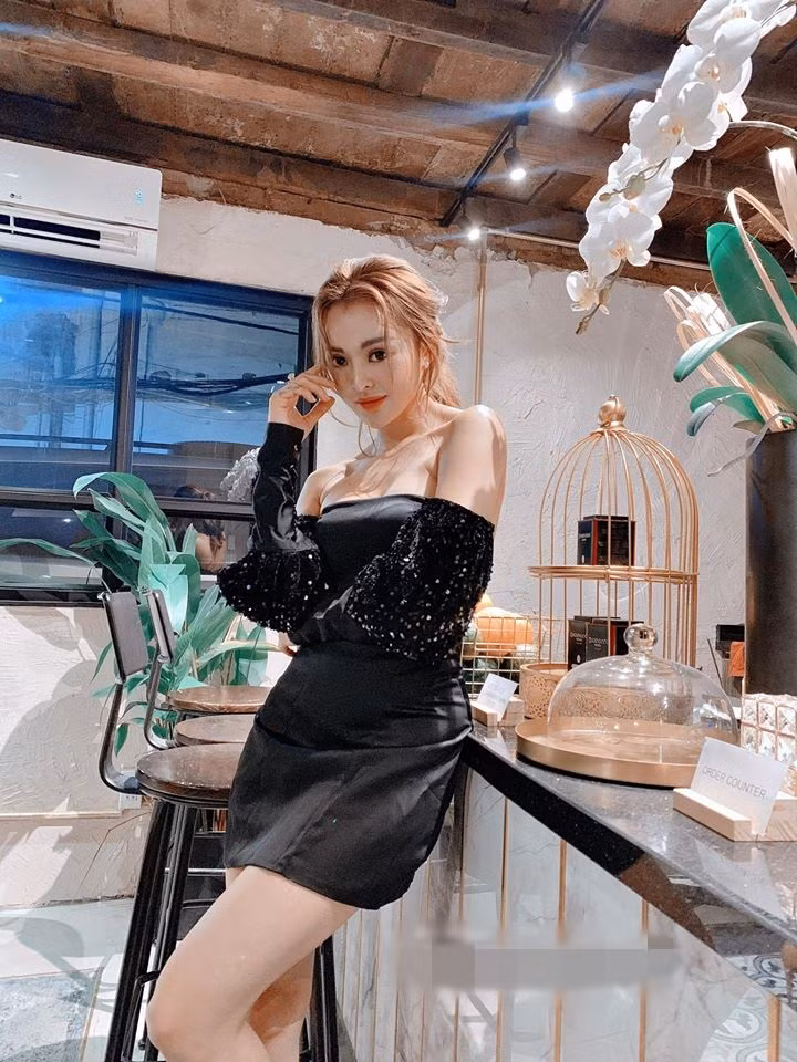 Chiếc váy cúp ngực khoe trọn vòng một nóng bỏng của cô.