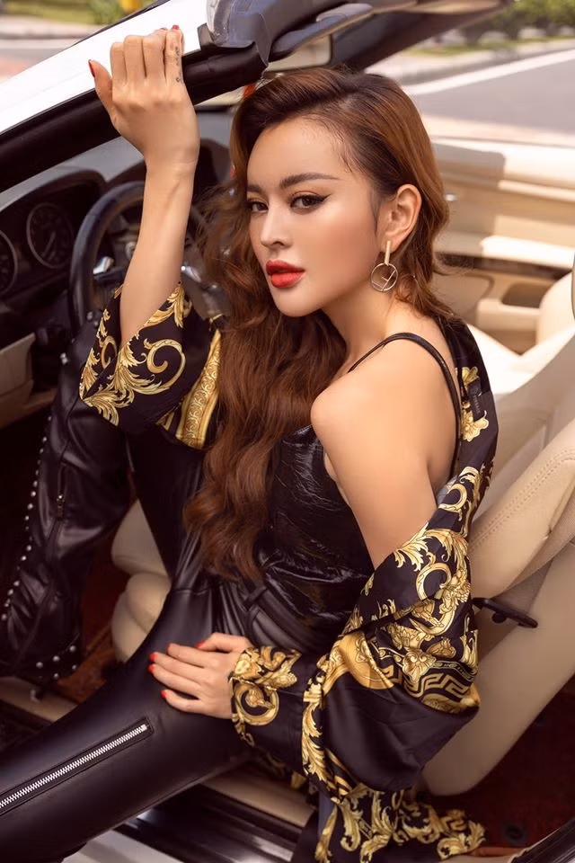 Cách ăn mặc gợi cảm và thần thái sang chảnh giúp Trang Nemo cực cuốn hút.