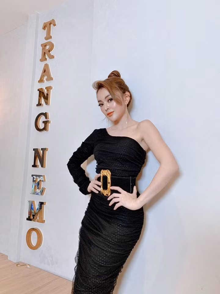 Váy ôm sát là trang phục gợi cảm không thể thiếu trong tủ đồ của Trang Nemo.