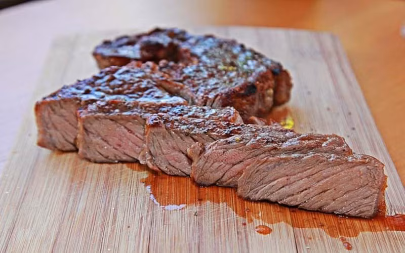 Ăn quá nhiều thịt có thể gây hại thận vì protein động vật có thể rất khó chuyển hóa, khiến việc loại bỏ các chất thải trở thành gánh nặng cho thận.