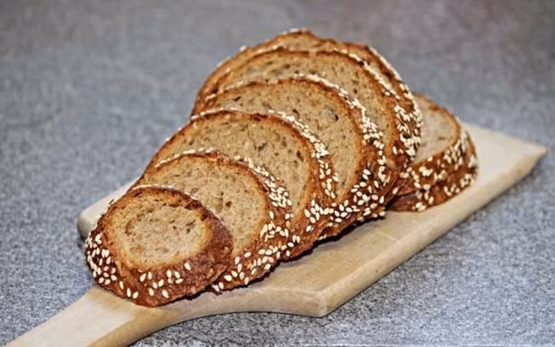 Bánh mì làm từ lúa mì nguyên chất rất tốt cho sức khỏe và bổ dưỡng nhưng ăn với số lượng lớn và đặc biệt là những người có vấn đề về thận, có thể gây hại do lượng phốt pho và kali cao có trong loại bánh mì này. 