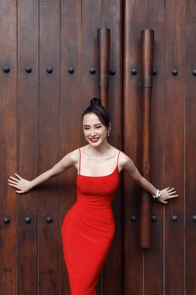 Dù vậy, cách ăn mặc gợi cảm của Angela Phương Trinh vẫn chú trọng khoe vòng ba siêu lớn.