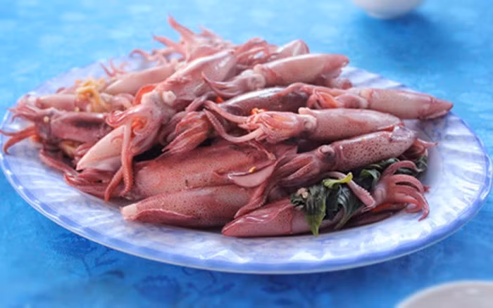 Mực nhảy Vũng Áng: Vùng biển Vũng Áng, Kỳ Anh, Hà Tĩnh là khu kinh tế cảng biển sầm uất, sôi động, non nước hữu tình nổi tiếng với món hải sản có tên là mực nhảy. Mực ở đây khá to con, được chế biến ngay sau khi đánh bắt, vẫn giữ nguyên được độ tươi. Ảnh: Du lịch Hà Tĩnh.