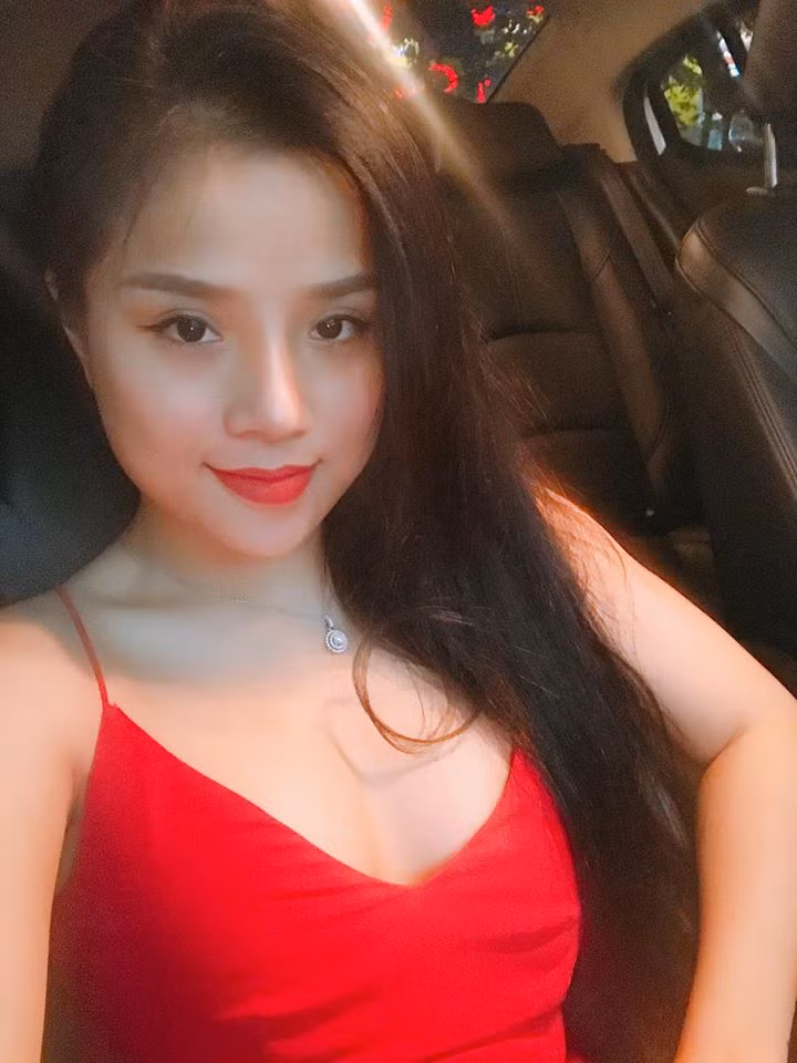 Chiếc đầm hai dây đỏ tôn lên vòng một đầy đặn của nữ ca sĩ.