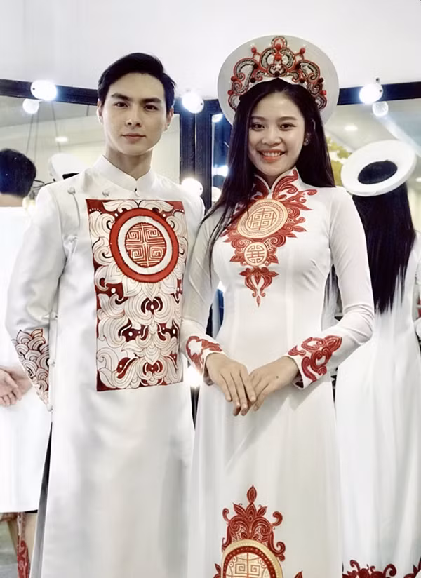 Chúng Huyền Thanh cùng chồng cũng ưu tiên chọn áo dài màu trắng với điểm nhấn là họa tiết màu đỏ sang trọng trong ngày ăn hỏi.