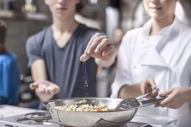 Ăn quá mặn và những tác hại với cơ thể bạn không thể ngờ An qua man va nhung tac hai voi co the ban khong the ngo