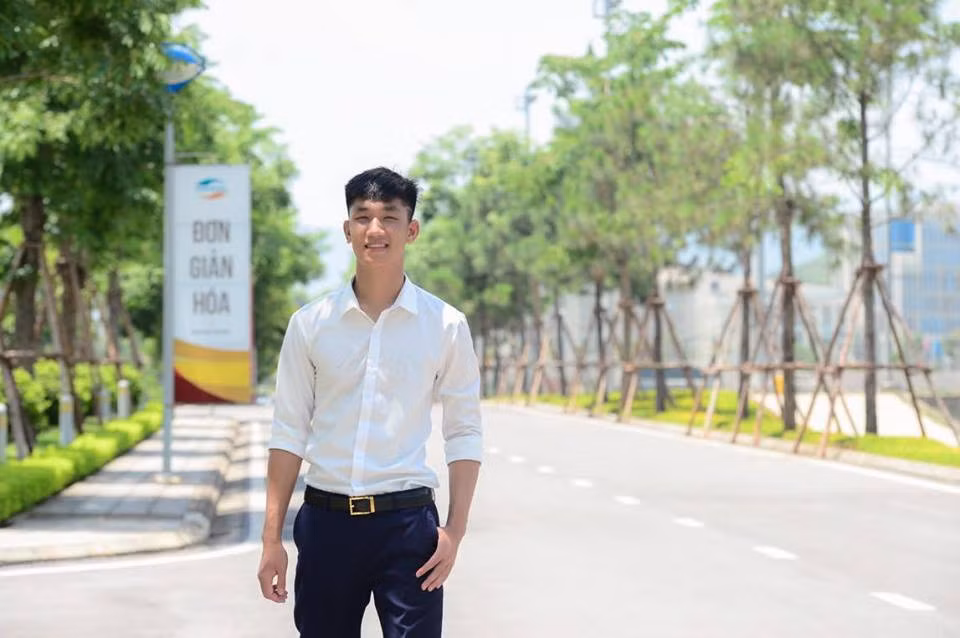 Không cần ăn mặc cầu kỳ, cầu thủ Trọng Đại vẫn "tỏa nắng" với trang phục giản đơn.