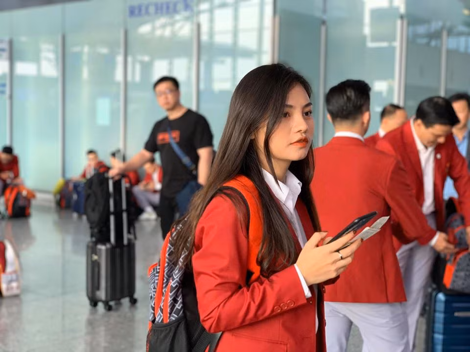 Nữ nhân viên y tế khiến nhiều người chú ý nhờ ngoại hình xinh đẹp và gu thời trang thanh lịch, trẻ trung.