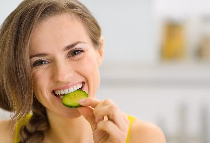 Dưa leo cũng là loại thực phẩm cực tốt cho da khô. Mỗi quả dưa chuột có 287g nước, vitamin A, C, K cùng folate, canxi, magie, kali, kẽm, selen, phốt-pho, axit béo Omega-3 cùng chất xơ. Việc có hàm lượng nước cao khiến dưa chuột là một trong những thực phẩ tốt nhất cho da khô.