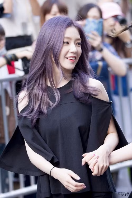 Làn da trắng sứ, không tì vết giúp Irene (Red Velvet) hợp với nhiều màu nhuộm khác nhau kể cả màu tím khói khó nhằn.