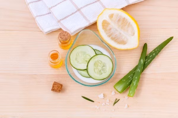 4. Ưa chuộng sản phẩm tẩy rửa nhẹ nhàng: Phụ nữ Nhật Bản đặt niềm tin vào những sản phẩm tẩy rửa gần gũi với thiên nhiên. Các tín đồ làm đẹp rất ám ảnh với dầu nhưng nó lại giúp giữ nước cho da. Bởi vậy, bạn nên chọn sản phẩm mang thành phần tự nhiên và rửa mặt chỉ một lần trong ngày trước khi đi ngủ để tránh làm mất độ ẩm cho da.