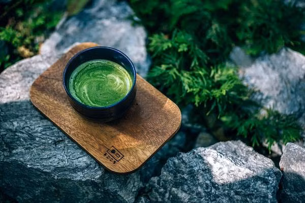 6. Không bao giờ quên collagen: Collagen là mô liên kết giữ cho da săn chắc và căng bóng. Phụ nữ Nhật Bản sử dụng rất nhiều sản phẩm giàu collagen như kem, mặt nạ trong chế độ chăm sóc da của họ. Chất giúp trẻ hóa này cũng có trong nước dùng xương và tảo xoắn.
