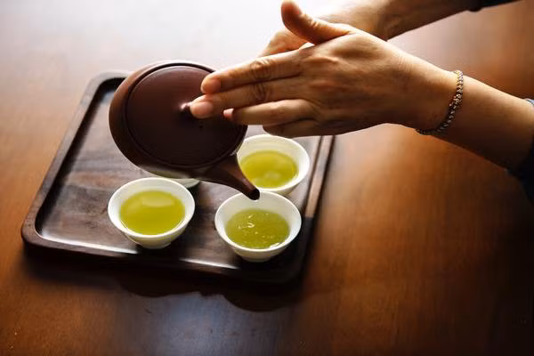 1. Uống trà xanh: Nhiều người nghĩ rằng chăm sóc da mặt là tất cả sản phẩm bôi được. Tuy nhiên, suy nghĩ đó là sai lầm. Trà xanh có thể giúp da của bạn đẹp hơn bằng việc bảo vệ khỏi tác hại của tia UV và giảm thiểu sự xuất hiện nếp nhăn. Ngoài ra, thói quen uống trà xanh hàng ngày có thể giúp bạn giảm thêm vài cân.