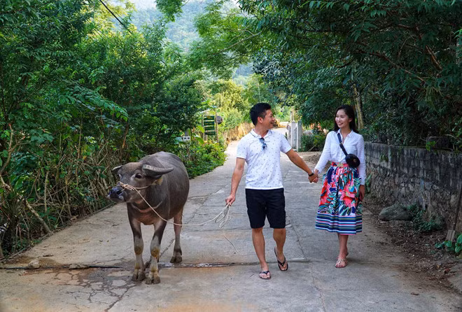 Khi đi du lịch cùng chồng, người đẹp chọn áo sơ mi và chân váy năng động, trẻ trung. Ảnh: FBNV. Video "Minh Hằng chia sẻ về phong cách thời trang". Nguồn: VTC.