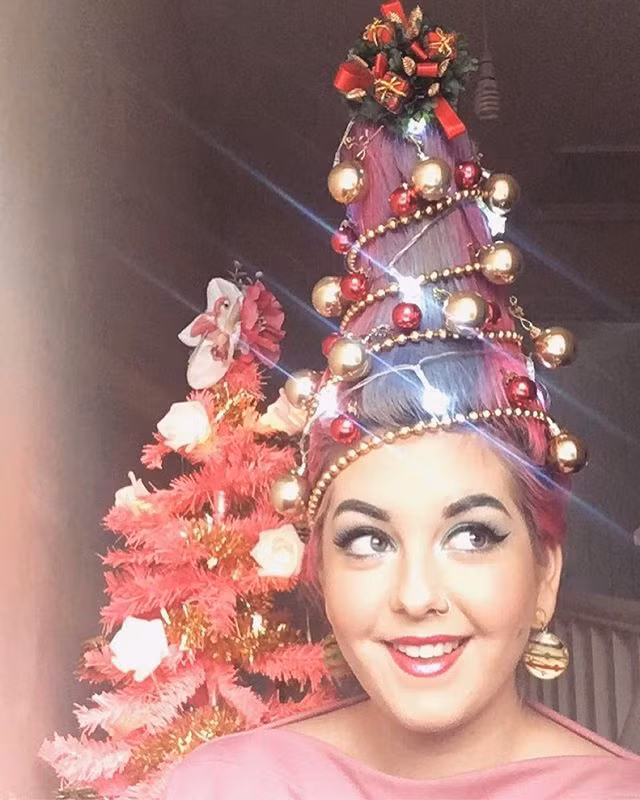 Để làm được kiểu tóc cây thông Noel, trước tiên bạn cần sở hữu mái tóc đủ dài và dày.