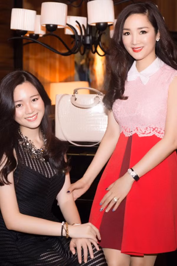 Anh Sa cũng mạnh dạn mặc các kiểu đầm ôm sát có phần ngực xuyên thấu để khoe vẻ gợi cảm.